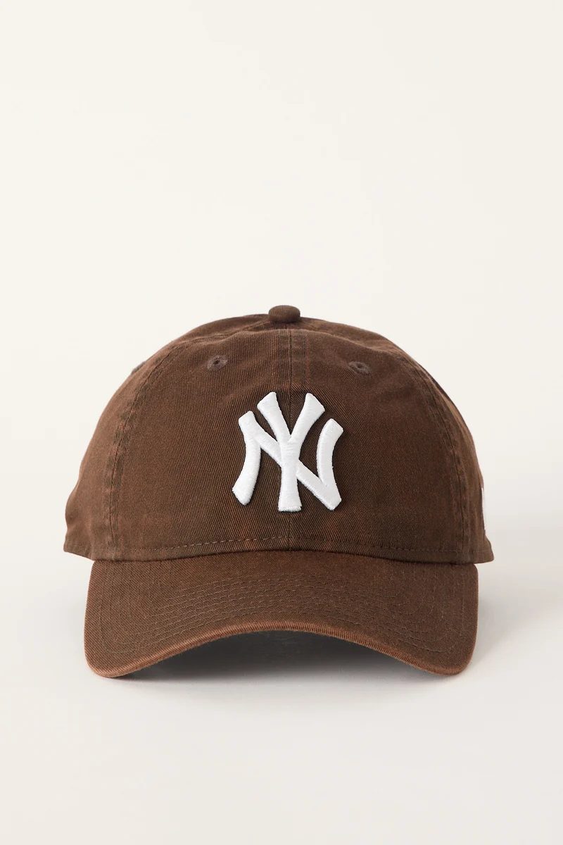 New Era 9Twenty New York Yankees Cap Snow Washed Walnut/White