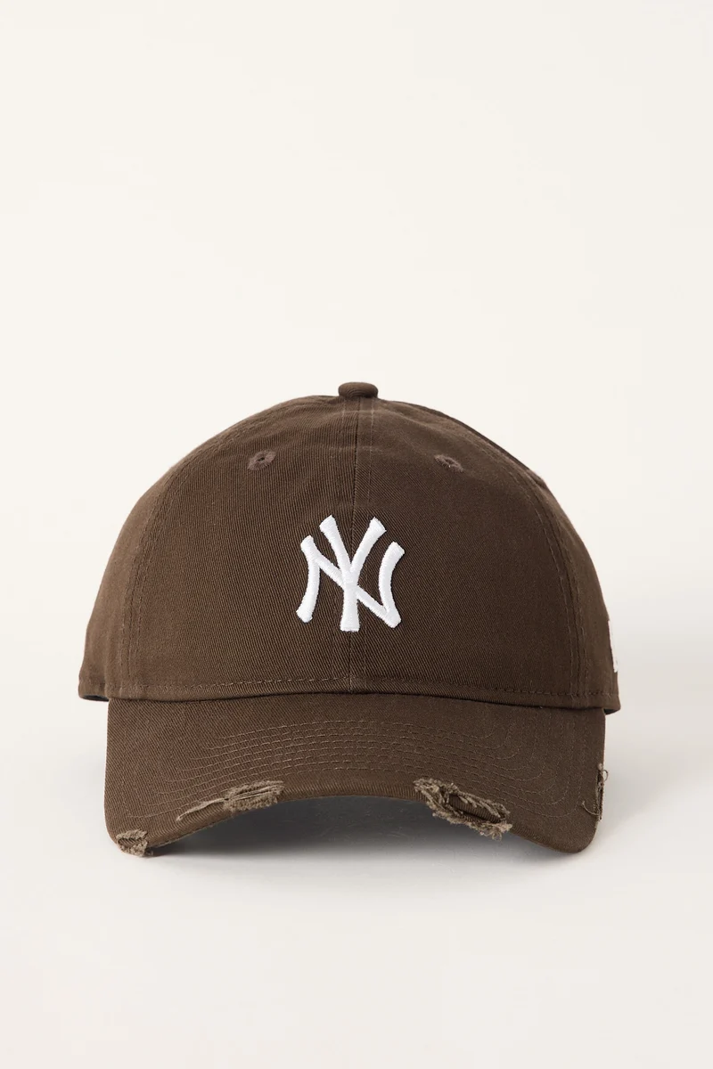 New Era Distressed 9Twenty New York Yankees Cap Walnut/White Midi Logo