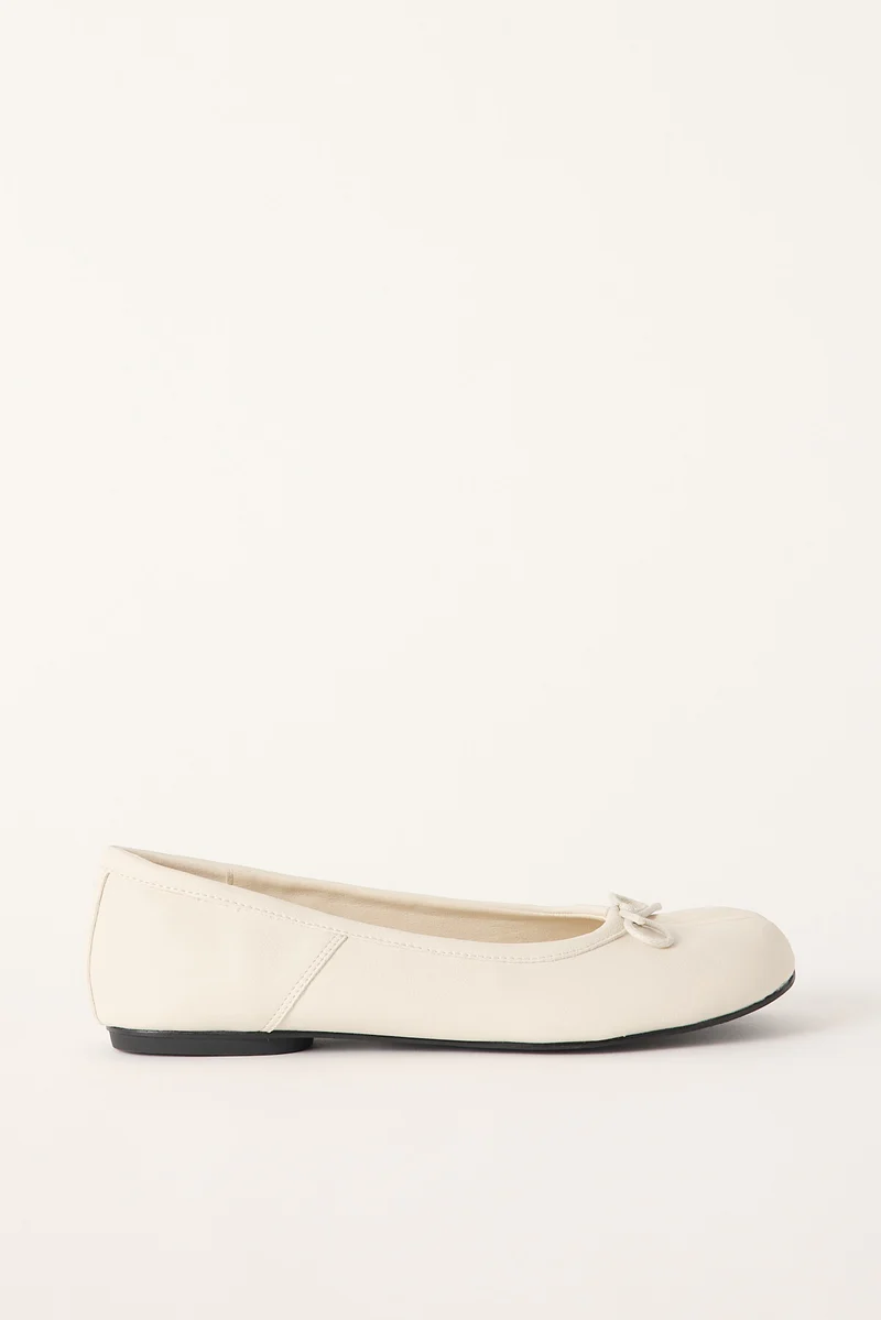 Therapy Womens Hoshi Tabi Ballet Flat Ivory PU